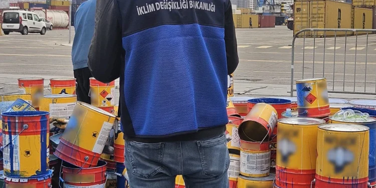 "İzmir Körfezi'ne Atık Döken Firmaya 8,3 Milyon Lira Ceza"