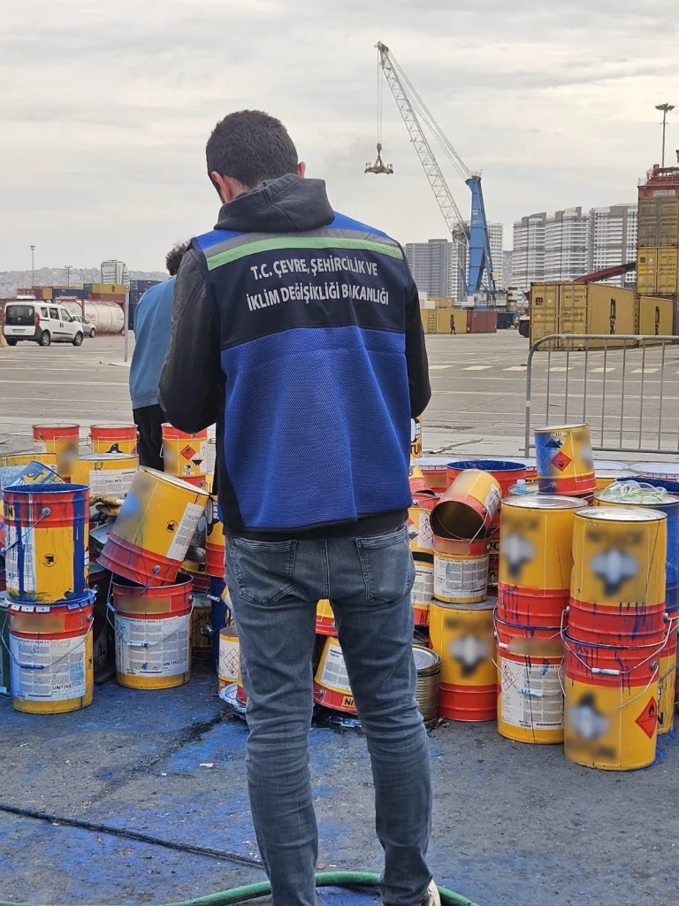 "İzmir Körfezi'ne Atık Döken Firmaya 8,3 Milyon Lira Ceza"