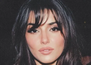 Hande Erçel, Paris Moda Haftası'nda şıklığıyla büyüledi