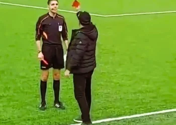 Yeşil Sahada Şok Olay: Yönetici Hakeme Kırmızı Kart Gösterdi