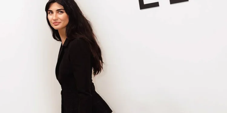 Tuba Büyüküstün, Paris Moda Haftası’nda büyüledi!