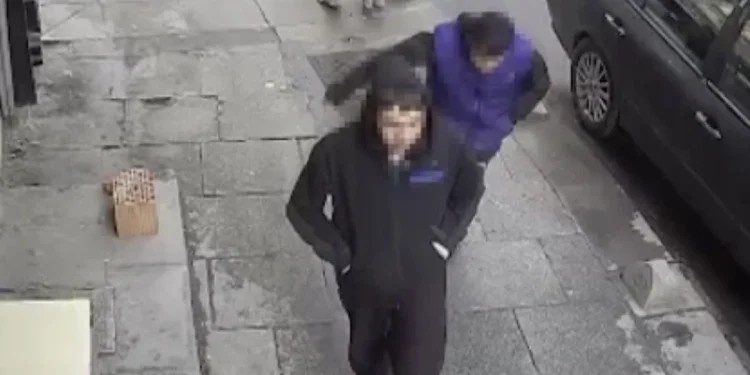 İstanbul'da yankesicilikle telefon çalan 2 şüpheli tutuklandı