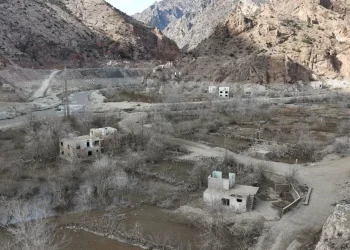 Yusufeli Barajı'nın suları çekildi, asırlık köy gün yüzüne çıktı