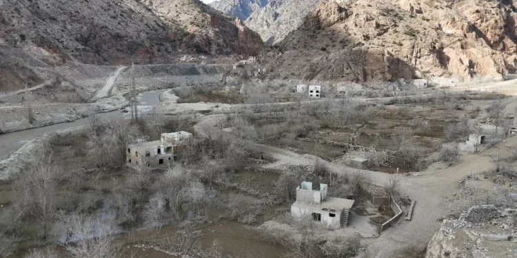 Yusufeli Barajı'nın suları çekildi, asırlık köy gün yüzüne çıktı