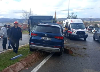 Sivas'ta halk otobüsü ve cip çarpıştı: 3 yaralı
