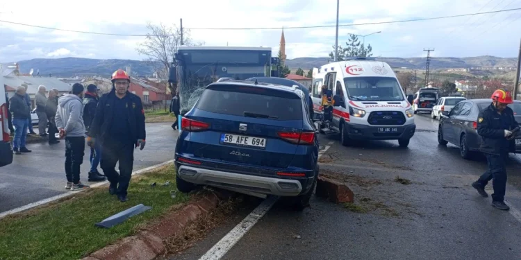 Sivas'ta halk otobüsü ve cip çarpıştı: 3 yaralı