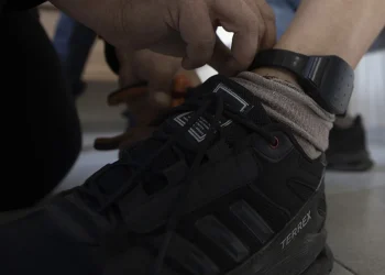 Emniyet Genel Müdürlüğü, "280 bin elektronik kelepçe alım ihalesi yapılacak" şeklindeki iddiaları yalanladı. Yapılan açıklamada, geçtiğimiz günlerde İyi Parti Genel Başkanı Müsavat Dervişoğlu'nun partisinin grup toplantısında, "Geçtiğimiz hafta Emniyet Genel Müdürlüğü 280 bin elektronik kelepçe alım ihalesi yapacak. Şimdi bizleri evlerimize mi hapsedeceksiniz?" şeklinde dile getirdiği açıklamanın gerçeği yansıtmadığı vurgulandı. Emniyet Genel Müdürlüğü'nün sosyal medya hesaplarından yapılan duyuruda, 2025 yılına kadar geçerli olacak bir elektronik kelepçe ve Elektronik İzleme Sistemi Hizmet Alımı ihalesi sürecinin devam etmekte olduğu belirtildi. İhaleye çıkılan 280 bin gün sayısının, 31 Aralık 2025'e kadar kullanılacak elektronik kelepçelerin toplam süresiyle ilgili olduğu, doğrudan 280 bin adet elektronik kelepçe alımı yapılacağı şeklinde yorumlanmaması gerektiği ifade edildi. Açıklamada ayrıca, şiddet mağduru kadınların korunmasına yönelik yürütülen çalışmaların altı çizildi. 6284 sayılı Kanun kapsamında, mahkemeler tarafından verilen kararlarla şiddet uygulayan erkeklere elektronik kelepçe takılarak takibi sağlanıyor. Elektronik İzleme Merkezi, 2021 yılından bu yana aktif olarak faaliyet göstermekte ve şiddet mağduru kadınları koruma amacıyla bu sistem kullanılıyor. Günlük ortalama 1200 kadının korunması amacıyla yaklaşık 36 bin gün elektronik kelepçe kullanıldığı, bu kapsamda yıl sonuna kadar toplamda yaklaşık 280 bin gün elektronik kelepçe kullanılacağı öngörüldü. Emniyet Genel Müdürlüğü, açıklamasında bu tür uygulamaların şiddet mağduru kadınları koruma amacını taşıdığını ve bu alandaki hizmetin yalnızca şiddetle mücadeleye yönelik olduğunu vurguladı.