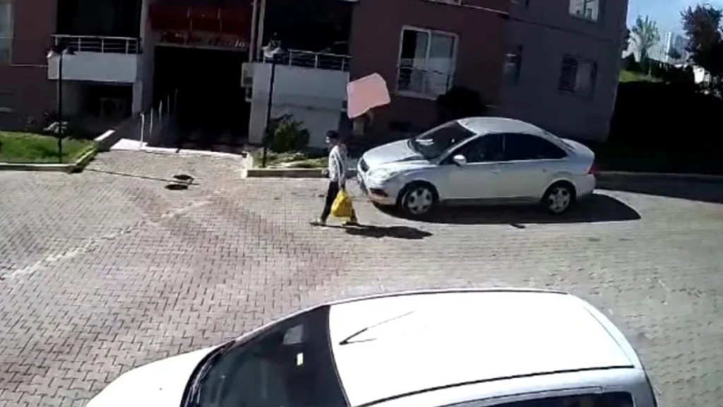 Fırtına Nedeniyle Düşen Fayans Çocuğu Kılpayı Korkudan Kurtardı