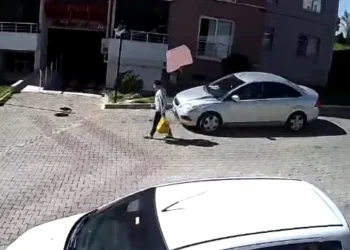 Fırtına Nedeniyle Düşen Fayans Çocuğu Kılpayı Korkudan Kurtardı