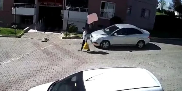 Fırtına Nedeniyle Düşen Fayans Çocuğu Kılpayı Korkudan Kurtardı