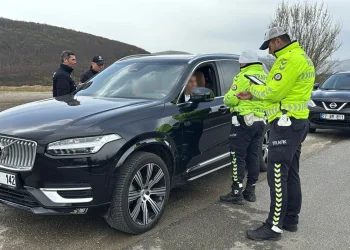 İşte haberin özgünleştirilmiş ve 350 kelimeye çıkarılmış hali: --- ### **Havalimanlarında Yeni Dönem Başlıyor: Yüz Tanıma Teknolojisiyle Seyahat Kolaylaşıyor** Uluslararası Sivil Havacılık Örgütü (ICAO), havalimanlarında yolcuların seyahat deneyimini köklü bir şekilde değiştirecek devrim niteliğinde bir yeniliği hayata geçirmeye hazırlanıyor. Yaklaşık üç yıl içinde tüm küresel havalimanlarında geçerli olması beklenen yeni sistem, check-in ve biniş kartı uygulamalarını tarihe gömecek. Bu yenilik, dijital çağın en büyük dönüşümlerinden biri olarak kabul ediliyor. ### **Biniş Kartlarına Veda, Dijital Seyahat Belgeleri Başlıyor** Yeni sistemle birlikte, havalimanlarındaki uzun kuyruklar ve biniş kartı arama derdi sona erecek. Yolcular, uçuş öncesinde kimlik doğrulama işlemlerini akıllı telefonları üzerinden gerçekleştirebilecekler. Yüz tanıma teknolojisi sayesinde, check-in işlemi olmadan doğrudan güvenlik kontrolünden geçerek uçaklarına binebilecekler. Bu sayede, hem zaman kaybı azalacak hem de güvenlik işlemleri daha hızlı ve güvenli hale gelecek. ### **Dijital Seyahat Belgesi: Yeni Dönemin Anahtarı** Dijital Seyahat Belgesi (Digital Travel Credential - DTC) adı verilen bu uygulama, özellikle sık seyahat edenler için büyük bir kolaylık sağlayacak. Bu dijital belge, uçuş rezervasyonu yapıldığında otomatik olarak telefonlara indirilecek ve uçuşla ilgili her türlü değişiklik anında güncellenecek. Böylece, yolcular uçuşlarına dair her türlü bilgiye anında ulaşabilecekler. ### **Pasaportlar Telefonlarda, Güvenlik Artıyor** Yeni sistemle birlikte, pasaportlar da fiziksel değil dijital olarak telefonlara yüklenecek. Yüz tanıma teknolojisiyle, yolcuların kimlik bilgileri havalimanındaki her noktada anında doğrulanacak. Havaalanına gelen yolcunun yüzü tanındığında, tüm bilgiler havayolu şirketine iletilecek ve uçuş işlemleri hızla gerçekleşecek. Bu teknolojik yenilik, sadece pratiklik değil, aynı zamanda güvenlik açısından da önemli bir adım olacak. Sahteciliği engelleyen dijital belgeler, seyahatlerin daha güvenli hale gelmesini sağlayacak. ### **Küresel Uygulama Bekleniyor** Uluslararası Sivil Havacılık Örgütü'nün öncülüğünde, bu sistem üç yıl içinde tüm dünyadaki havalimanlarında uygulanmaya başlanacak. Yolcuların seyahat deneyimini büyük ölçüde değiştirecek bu yenilik, havacılık sektöründe devrim yaratacak ve havalimanlarında geçirilen zamanı kısaltarak daha hızlı, güvenli ve verimli bir seyahat deneyimi sunacak. --- Bu metin, orijinal haberi özgünleştirip daha fazla detayla zenginleştirilmiş bir versiyonudur.