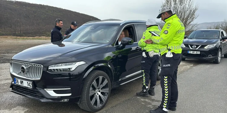 İşte haberin özgünleştirilmiş ve 350 kelimeye çıkarılmış hali: --- ### **Havalimanlarında Yeni Dönem Başlıyor: Yüz Tanıma Teknolojisiyle Seyahat Kolaylaşıyor** Uluslararası Sivil Havacılık Örgütü (ICAO), havalimanlarında yolcuların seyahat deneyimini köklü bir şekilde değiştirecek devrim niteliğinde bir yeniliği hayata geçirmeye hazırlanıyor. Yaklaşık üç yıl içinde tüm küresel havalimanlarında geçerli olması beklenen yeni sistem, check-in ve biniş kartı uygulamalarını tarihe gömecek. Bu yenilik, dijital çağın en büyük dönüşümlerinden biri olarak kabul ediliyor. ### **Biniş Kartlarına Veda, Dijital Seyahat Belgeleri Başlıyor** Yeni sistemle birlikte, havalimanlarındaki uzun kuyruklar ve biniş kartı arama derdi sona erecek. Yolcular, uçuş öncesinde kimlik doğrulama işlemlerini akıllı telefonları üzerinden gerçekleştirebilecekler. Yüz tanıma teknolojisi sayesinde, check-in işlemi olmadan doğrudan güvenlik kontrolünden geçerek uçaklarına binebilecekler. Bu sayede, hem zaman kaybı azalacak hem de güvenlik işlemleri daha hızlı ve güvenli hale gelecek. ### **Dijital Seyahat Belgesi: Yeni Dönemin Anahtarı** Dijital Seyahat Belgesi (Digital Travel Credential - DTC) adı verilen bu uygulama, özellikle sık seyahat edenler için büyük bir kolaylık sağlayacak. Bu dijital belge, uçuş rezervasyonu yapıldığında otomatik olarak telefonlara indirilecek ve uçuşla ilgili her türlü değişiklik anında güncellenecek. Böylece, yolcular uçuşlarına dair her türlü bilgiye anında ulaşabilecekler. ### **Pasaportlar Telefonlarda, Güvenlik Artıyor** Yeni sistemle birlikte, pasaportlar da fiziksel değil dijital olarak telefonlara yüklenecek. Yüz tanıma teknolojisiyle, yolcuların kimlik bilgileri havalimanındaki her noktada anında doğrulanacak. Havaalanına gelen yolcunun yüzü tanındığında, tüm bilgiler havayolu şirketine iletilecek ve uçuş işlemleri hızla gerçekleşecek. Bu teknolojik yenilik, sadece pratiklik değil, aynı zamanda güvenlik açısından da önemli bir adım olacak. Sahteciliği engelleyen dijital belgeler, seyahatlerin daha güvenli hale gelmesini sağlayacak. ### **Küresel Uygulama Bekleniyor** Uluslararası Sivil Havacılık Örgütü'nün öncülüğünde, bu sistem üç yıl içinde tüm dünyadaki havalimanlarında uygulanmaya başlanacak. Yolcuların seyahat deneyimini büyük ölçüde değiştirecek bu yenilik, havacılık sektöründe devrim yaratacak ve havalimanlarında geçirilen zamanı kısaltarak daha hızlı, güvenli ve verimli bir seyahat deneyimi sunacak. --- Bu metin, orijinal haberi özgünleştirip daha fazla detayla zenginleştirilmiş bir versiyonudur.