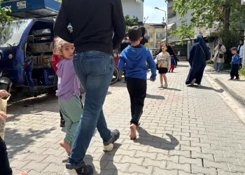 "Kocaeli'de Deprem Anında Ayakkabısız Sokağa Çıkanlar Panik Anlarını Yaşadı"