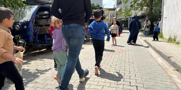 "Kocaeli'de Deprem Anında Ayakkabısız Sokağa Çıkanlar Panik Anlarını Yaşadı"