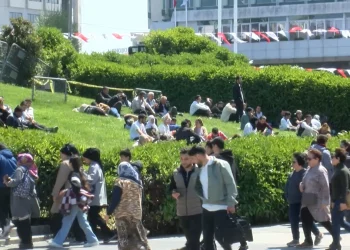 İstanbul'daki Depremin Ardından Vatandaşlar Gezi Parkı'na Yöneldi