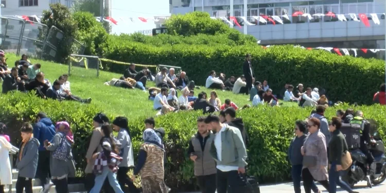 İstanbul'daki Depremin Ardından Vatandaşlar Gezi Parkı'na Yöneldi