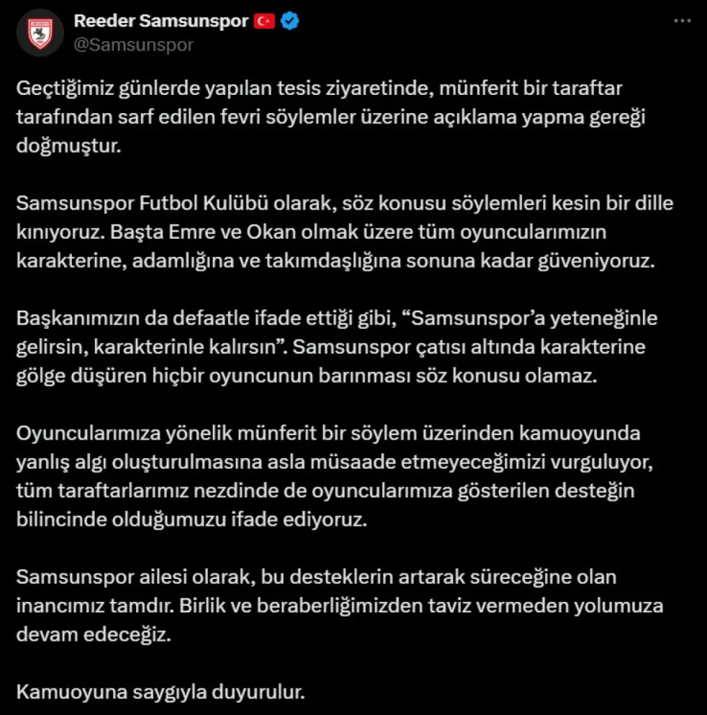 Samsunspor’dan Taraftara Tepki: “Birlik ve Beraberlikten Taviz Vermeyeceğiz”Samsunspor Kulübü, geçtiğimiz günlerde yapılan tesis ziyaretinde münferit bir taraftarın futbolculara yönelik sarf ettiği sözler sonrası açıklama yaptı. Kulüp, taraftarın fevri söylemlerini kesin bir dille kınayarak, oyuncularına olan güvenini ve desteğini yineledi.
Açıklamada, futbolcuların karakteri ve takımdaşlıkları konusunda kulübün güveninin tam olduğu vurgulandı. Özellikle Emre Kılınç ve Okan gibi oyunculara duyulan güvenin altı çizildi. Kulüp, taraftarların yalnızca futbola olan sevgisini değil, aynı zamanda oyunculara ve takım ruhuna duyduğu saygıyı da önemsediklerini belirtti.
Samsunspor Kulübü’nün açıklamasında şu ifadeler yer aldı: "Geçtiğimiz günlerdeki tesis ziyareti sırasında, münferit bir taraftarın sarf ettiği fevri söylemleri kınıyoruz. Oyuncularımızın karakterine, adamlığına ve takımdaşlığına sonuna kadar güveniyoruz. Başkanımızın da sıkça vurguladığı gibi, ‘Samsunspor’a yeteneğinle gelirsin, karakterinle kalırsın.’” Kulüp, söz konusu söylemlerin ardından yanlış algıların oluşmasına izin vermeyeceklerinin altını çizdi.
Açıklamada, kulübün her zaman birlik ve beraberlik içinde hareket edeceği ve bu ruhu sürdüreceği ifade edilerek, "Birlik ve beraberliğimizden taviz vermeden yolumuza devam edeceğiz" denildi. Samsunspor yönetimi, taraftarların her zaman oyunculara destek gösterdiğini ve bu desteğin artarak devam edeceğine inandığını belirtti.
Neler Olmuştu?
Süper Lig’in 33. haftasında Bodrum FK ile oynanacak olan deplasman maçı öncesi, bazı taraftarlar antrenman sırasında tesisleri ziyaret etti. Ziyaret sırasında, futbolculara yönelik olarak "Kalbiyle aklı çelişen varsa Allah’la kendi arasındadır" şeklinde bir söylemde bulunuldu. Bu sözler üzerine Emre Kılınç, arkasını dönerek antrenman sahasını terk etti ve bu anlar sosyal medyada geniş yankı uyandırdı.
Samsunspor Kulübü, bu tür olumsuz durumların takımın moral ve motivasyonunu etkilememesi adına gereken adımları atacağını duyurdu.