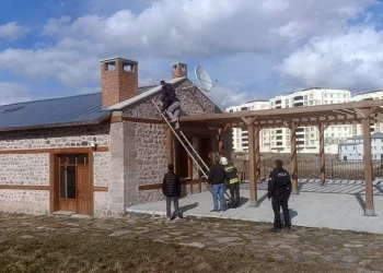 Erzurum’da Çatıya Çıkma Yarışına Giren Gençler, Mahsur Kaldı