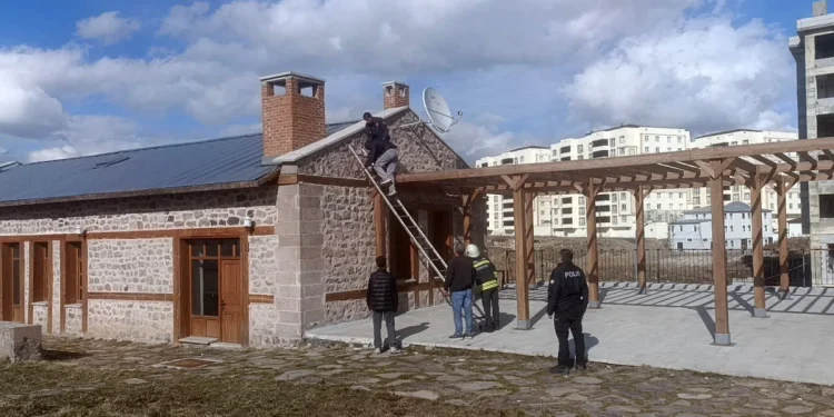 Erzurum’da Çatıya Çıkma Yarışına Giren Gençler, Mahsur Kaldı