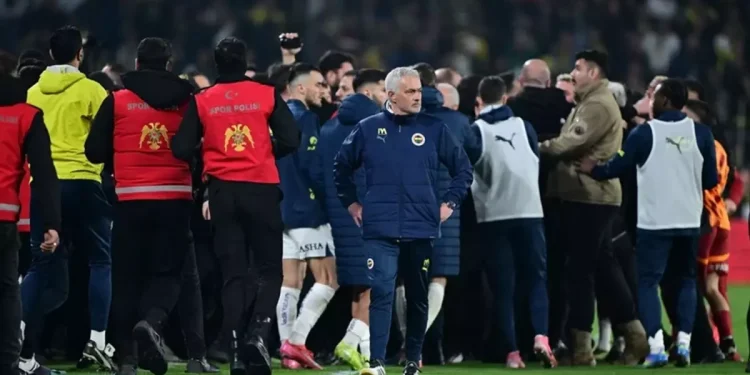 Kulübe de Para ve İhtar Cezaları Geldi