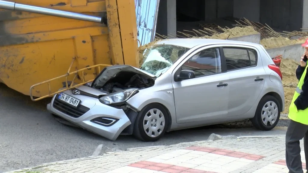 İstanbul'da Bir Hafriyat Kamyonu Otomobilin Üzerine Devrildi