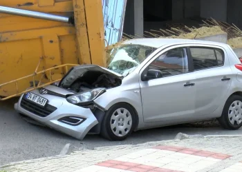 İstanbul'da Bir Hafriyat Kamyonu Otomobilin Üzerine Devrildi