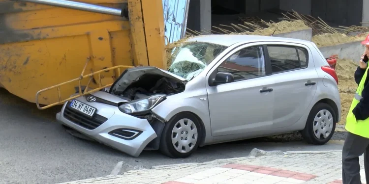 İstanbul'da Bir Hafriyat Kamyonu Otomobilin Üzerine Devrildi