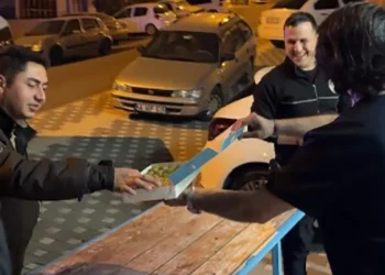 Kahramanmaraş'ta Polis Ekiplerine Tatlı Sürpriz: Baklava İle Karşılandılar