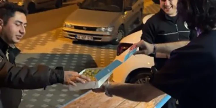 Kahramanmaraş'ta Polis Ekiplerine Tatlı Sürpriz: Baklava İle Karşılandılar