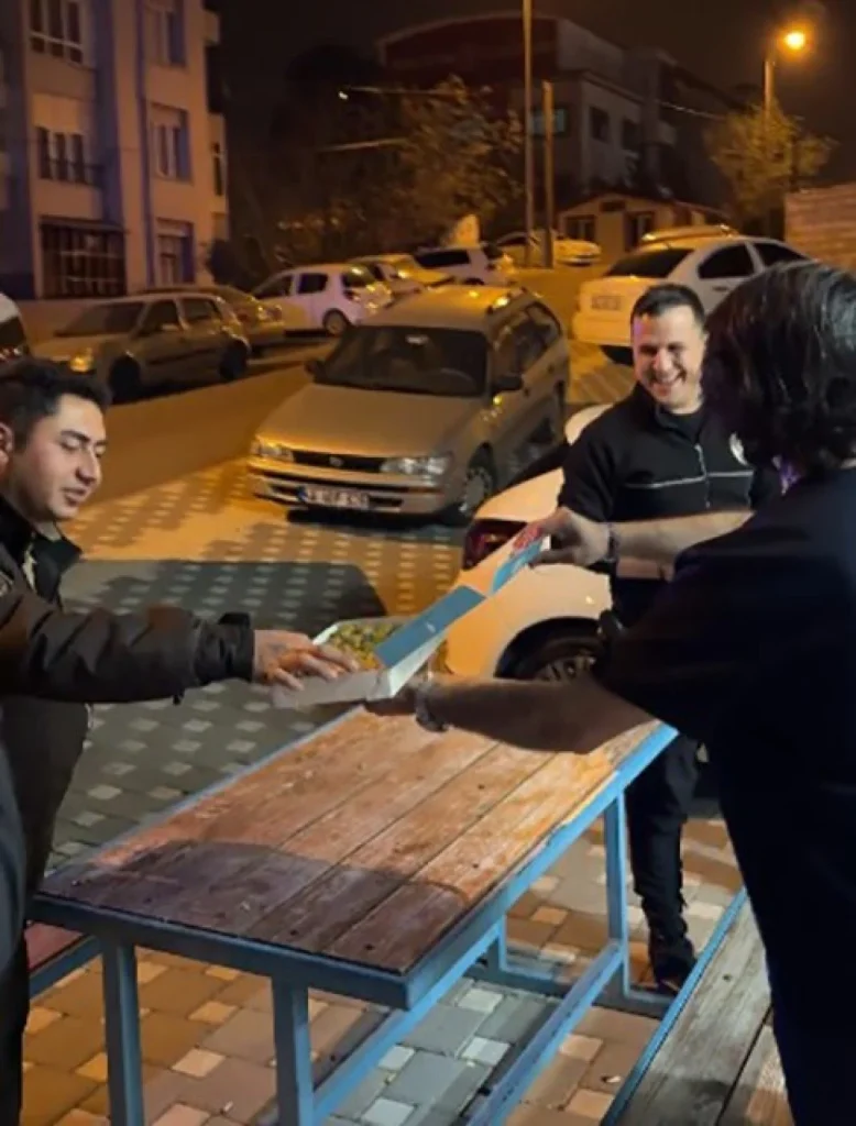 Kahramanmaraş'ta Polis Ekiplerine Tatlı Sürpriz: Baklava İle Karşılandılar