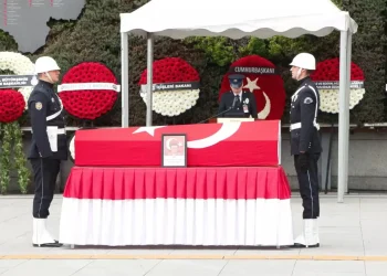 Cumhurbaşkanı Erdoğan, Şehit Bekçi Uğur Gölçek'in Ailesine Taziye Mesajı Gönderdi İstanbul'un Bağcılar ilçesinde dün akşam saatlerinde kimlik kontrolü sırasında uğradığı silahlı saldırı sonucu şehit olan çarşı ve mahalle bekçisi Uğur Gölçek için Cumhurbaşkanı Recep Tayyip Erdoğan'dan başsağlığı mesajı geldi. Gölçek, Yüzyıl Mahallesi'nde şüpheli üç kişiyi durdurduğu sırada silahlı saldırıya uğramış ve ağır yaralanmıştı. Olayın ardından hastaneye kaldırılan Gölçek, tüm müdahalelere rağmen hayatını kaybetti. Cumhurbaşkanı Erdoğan, şehit olan bekçinin ailesine taziye mesajı göndererek, bu acı kayıp karşısında derin üzüntülerini dile getirdi. Erdoğan, mesajında şehit Uğur Gölçek'in görevini yerine getirirken gösterdiği kahramanlık ve fedakarlığın unutulmayacağını belirtti ve ailesine sabır ve başsağlığı diledi. Bekçi Uğur Gölçek’in hayatını kaybetmesi, İstanbul ve Türkiye genelinde büyük bir üzüntüyle karşılandı. Bağcılar'da gerçekleşen bu trajik olay, güvenlik güçlerinin karşılaştığı zorlukları bir kez daha gözler önüne serdi. Olayla ilgili soruşturma başlatılırken, güvenlik güçleri şüphelilerin yakalanması için çalışmalarını sürdürüyor. Cumhurbaşkanı Erdoğan’ın başsağlığı mesajı, devletin güvenlik güçlerine olan desteğini ve şehit olan tüm emniyet mensuplarına duyduğu saygıyı bir kez daha gösterdi. Uğur Gölçek’in adı, Türk milletinin kahramanlık tarihine kazınan isimler arasında yerini almış oldu.