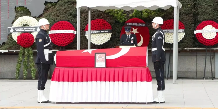 Cumhurbaşkanı Erdoğan, Şehit Bekçi Uğur Gölçek'in Ailesine Taziye Mesajı Gönderdi İstanbul'un Bağcılar ilçesinde dün akşam saatlerinde kimlik kontrolü sırasında uğradığı silahlı saldırı sonucu şehit olan çarşı ve mahalle bekçisi Uğur Gölçek için Cumhurbaşkanı Recep Tayyip Erdoğan'dan başsağlığı mesajı geldi. Gölçek, Yüzyıl Mahallesi'nde şüpheli üç kişiyi durdurduğu sırada silahlı saldırıya uğramış ve ağır yaralanmıştı. Olayın ardından hastaneye kaldırılan Gölçek, tüm müdahalelere rağmen hayatını kaybetti. Cumhurbaşkanı Erdoğan, şehit olan bekçinin ailesine taziye mesajı göndererek, bu acı kayıp karşısında derin üzüntülerini dile getirdi. Erdoğan, mesajında şehit Uğur Gölçek'in görevini yerine getirirken gösterdiği kahramanlık ve fedakarlığın unutulmayacağını belirtti ve ailesine sabır ve başsağlığı diledi. Bekçi Uğur Gölçek’in hayatını kaybetmesi, İstanbul ve Türkiye genelinde büyük bir üzüntüyle karşılandı. Bağcılar'da gerçekleşen bu trajik olay, güvenlik güçlerinin karşılaştığı zorlukları bir kez daha gözler önüne serdi. Olayla ilgili soruşturma başlatılırken, güvenlik güçleri şüphelilerin yakalanması için çalışmalarını sürdürüyor. Cumhurbaşkanı Erdoğan’ın başsağlığı mesajı, devletin güvenlik güçlerine olan desteğini ve şehit olan tüm emniyet mensuplarına duyduğu saygıyı bir kez daha gösterdi. Uğur Gölçek’in adı, Türk milletinin kahramanlık tarihine kazınan isimler arasında yerini almış oldu.