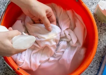 "Kumaştaki boya lekeleri bir dokunuşla siliniyor!"