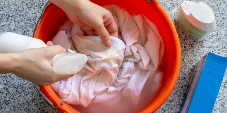 "Kumaştaki boya lekeleri bir dokunuşla siliniyor!"