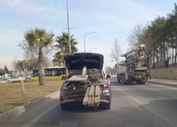 Adıyaman’da Bagaja Yüklenen Tahtalar Trafikte Tehlike Yarattı