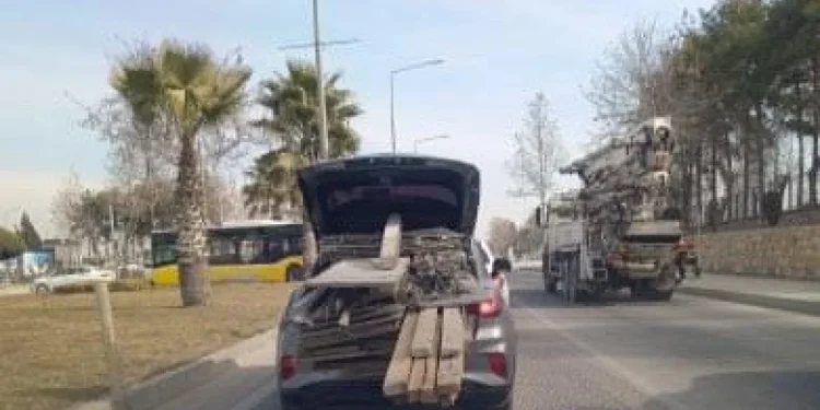 Adıyaman’da Bagaja Yüklenen Tahtalar Trafikte Tehlike Yarattı