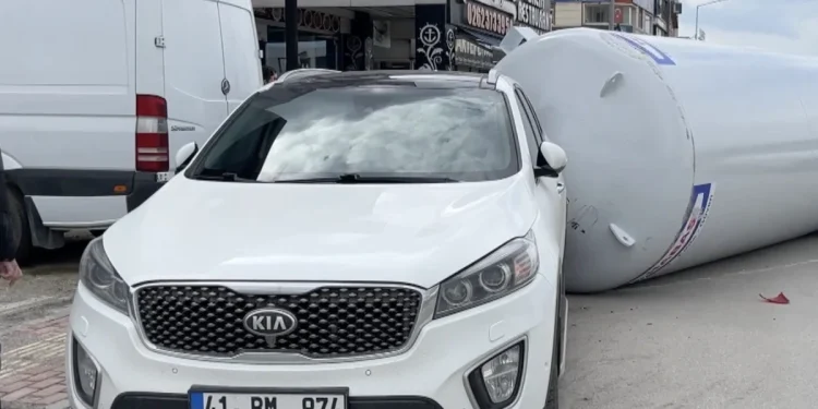 Kocaeli'de tırdan düşen gaz tankı, 2 araca çarptı