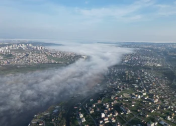İstanbul’da Sisle Kaplanan Manzara Kartpostallık Görüntüler Sergiledi