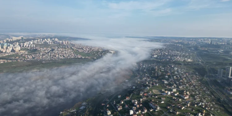 İstanbul’da Sisle Kaplanan Manzara Kartpostallık Görüntüler Sergiledi