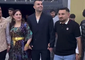 Abdülkerim Bardakcı, düğünde coşkuyla halay çekti