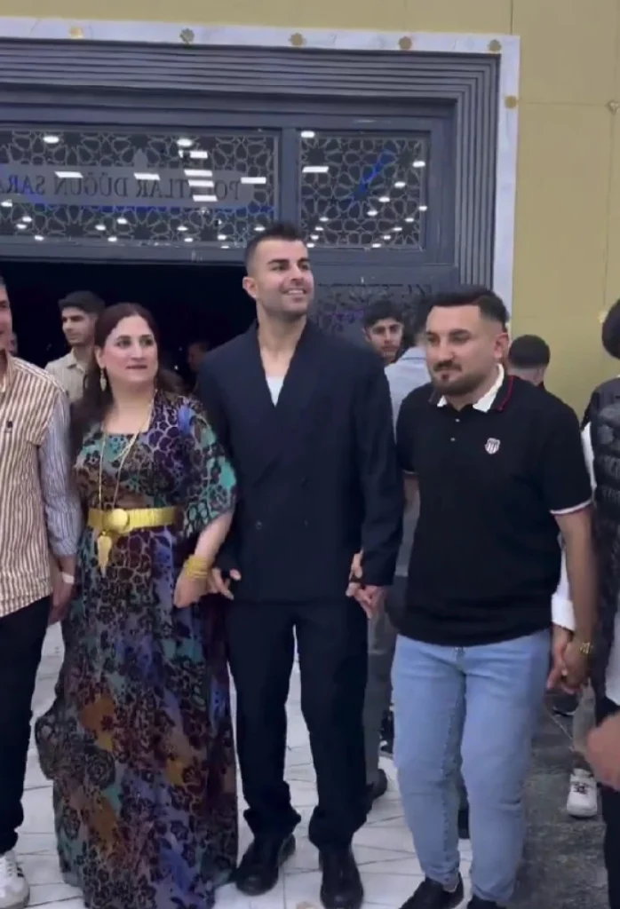 Abdülkerim Bardakcı, düğünde coşkuyla halay çekti
