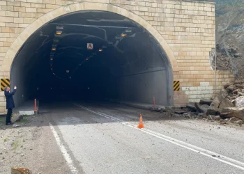 Gümüşhane'de tünel çıkışında heyelan yolları kapattı