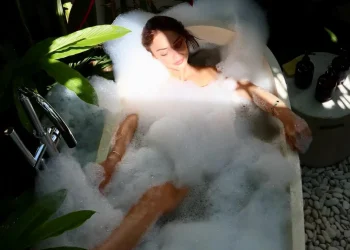 Rabia Soytürk’ün küvet pozuna sosyal medyadan tepki