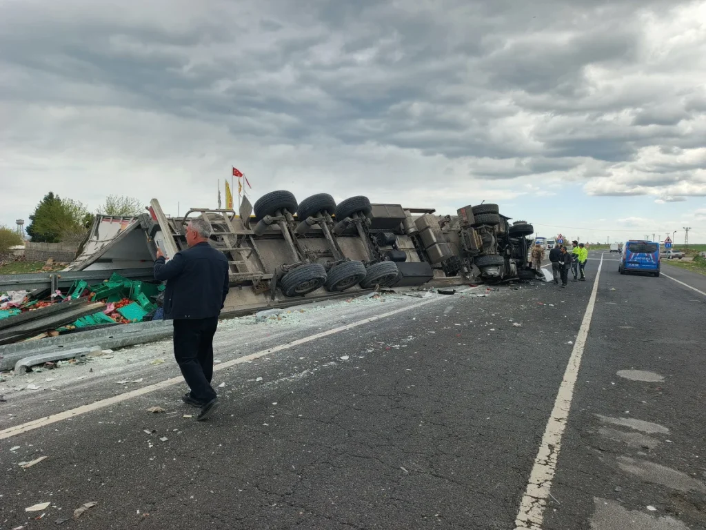 Diyarbakır'da sebze yüklü kamyon devrildi: 1 can kaybı
