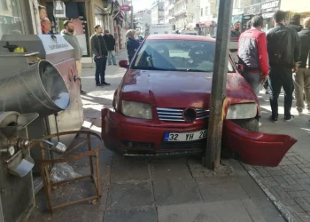 Isparta'da ara sokaktan çıkan ticari araç kazaya yol açtı