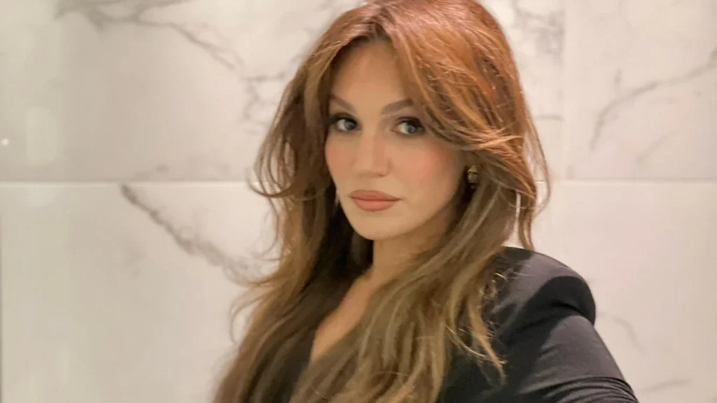 Sahra Şaş, tören şıklığıyla beğeni topladı