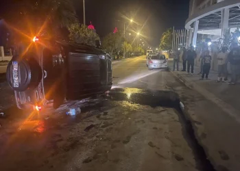 Antalya’da Devrilen Aracı Merakla İzlediler