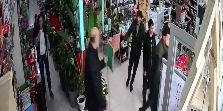 “Düzce’de Şiddetli Deprem: Sokaklar Kalabalıklaştı”