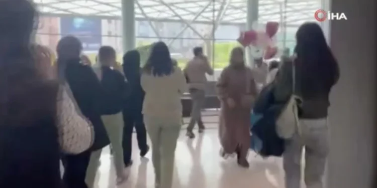 İstanbul'da Deprem Anında Hastanede Yaşanan Panik Kameralara Yansıdı