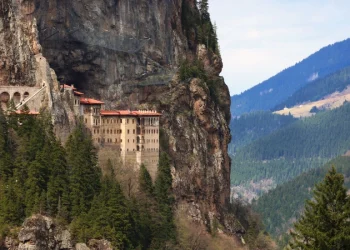 Bayramda Sümela Manastırı'na ziyaretçi akını